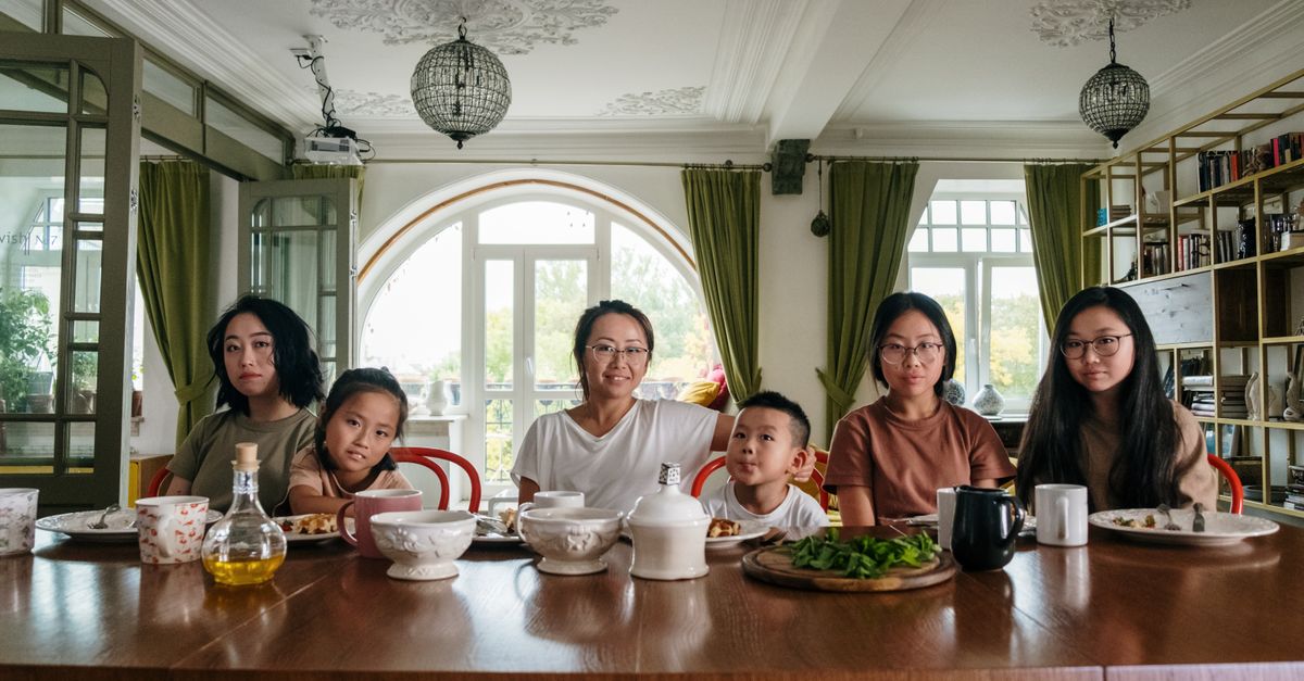 Family sharing a meal at one table, the real test of whether a diet to lose belly fat lasts