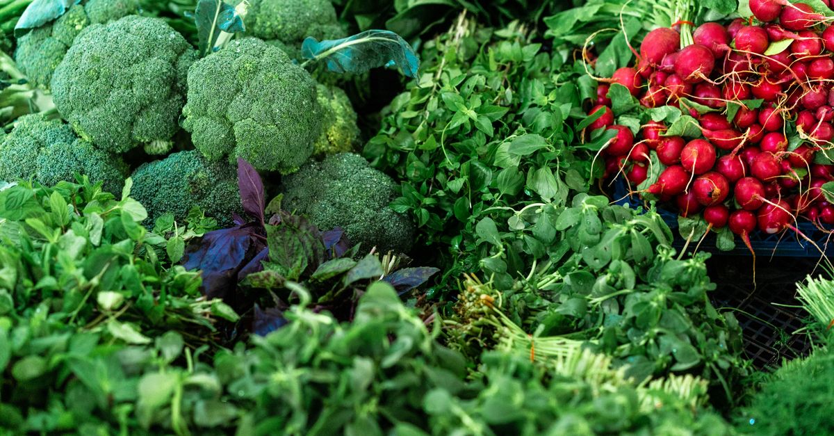 Fresh broccoli, radishes and leafy greens on a market stall, the fibre an egg fast diet leaves out entirely