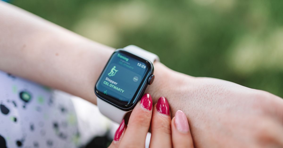 A fitness watch on a wrist showing a tracked session, the numbers a fat burn claim rests on
