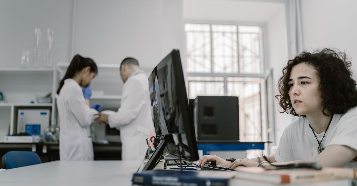 Researchers working at a computer and lab bench, the studies behind sleep, ghrelin and leptin hunger claims