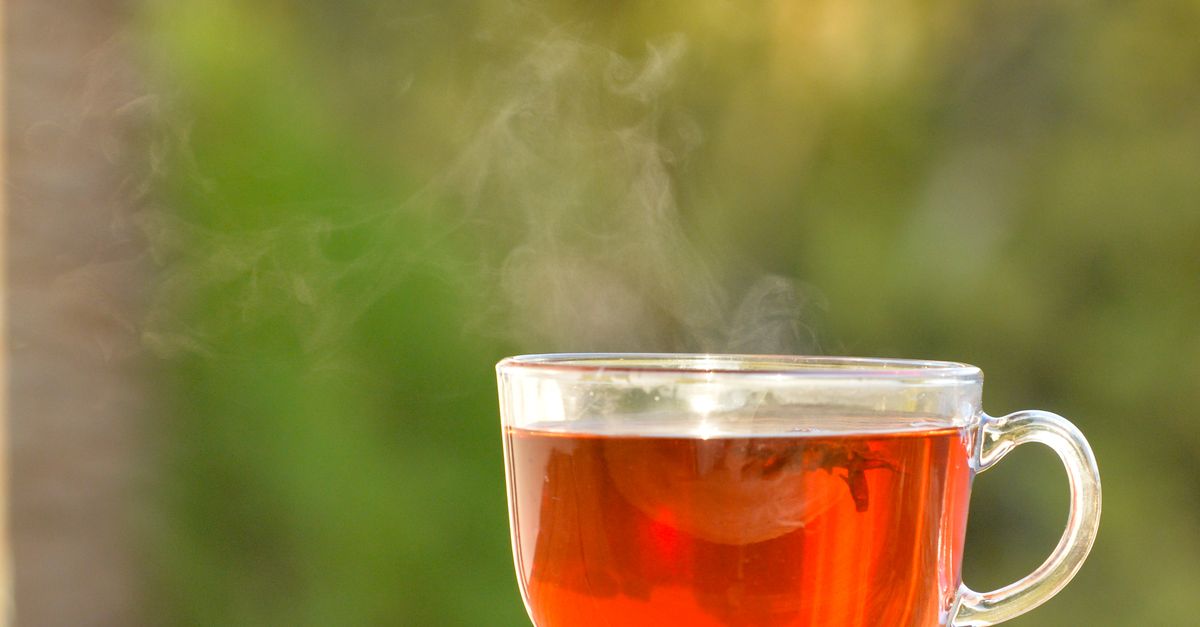 Steam rising from a clear glass cup of hot tea, the temperature that matters when drinking yerba mate